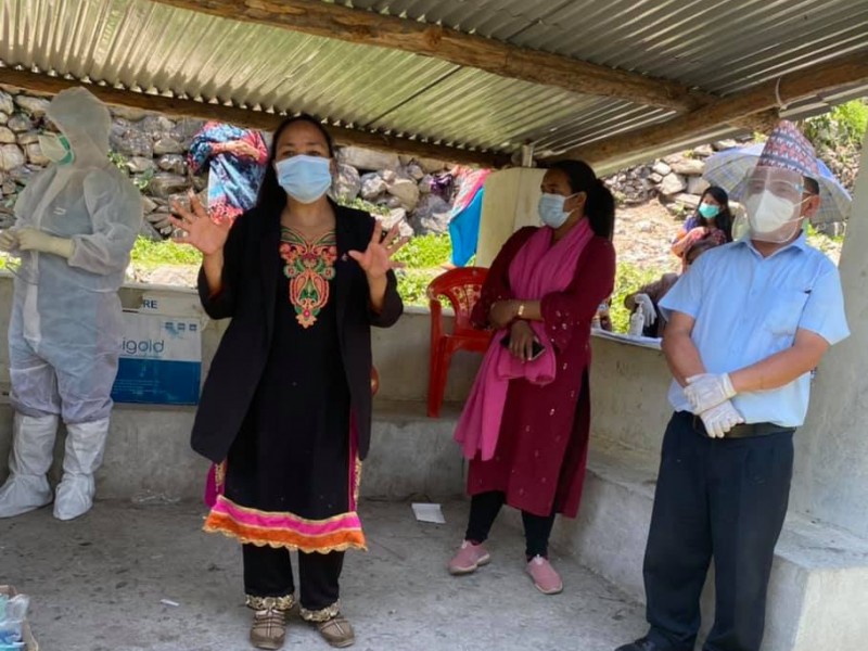 कोरोना रोकथाम, नियन्त्रण र उपचारबारेका अवस्था बुझ्दै पूर्व मन्त्री रोका